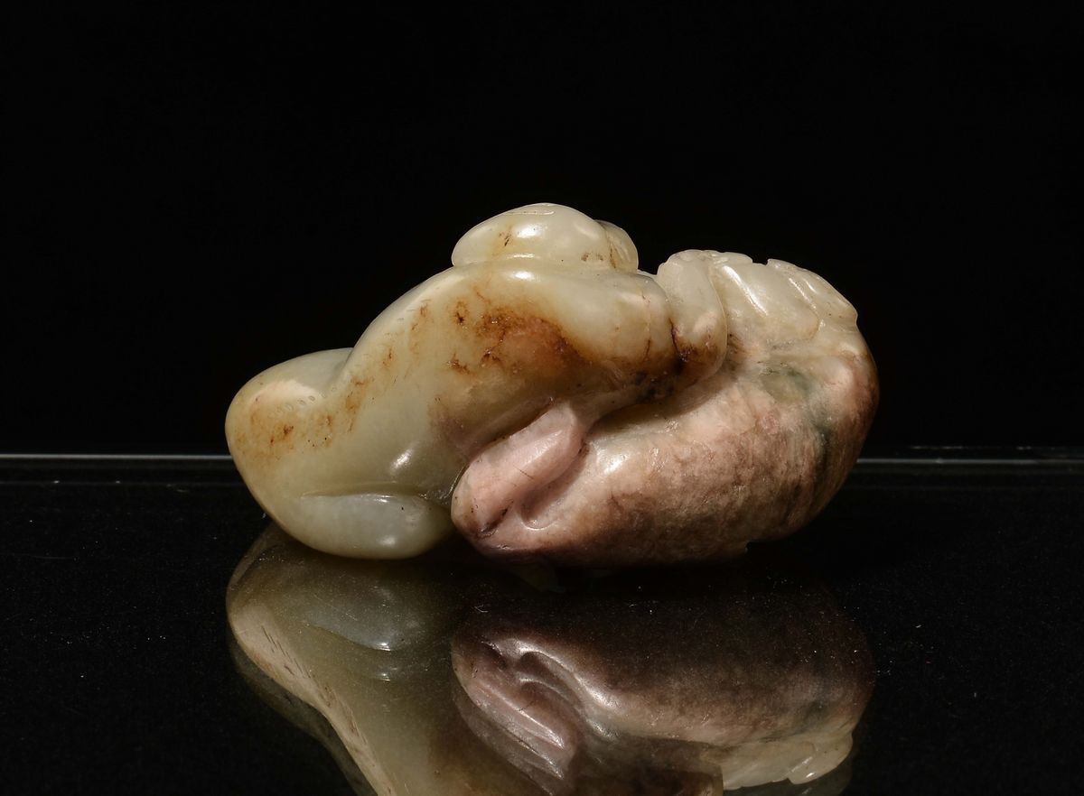 Gruppo in Giada Celadon con Russet Raffigurante Animali Fantastici, Cina, Dinastia Qing, Epoca Qi...