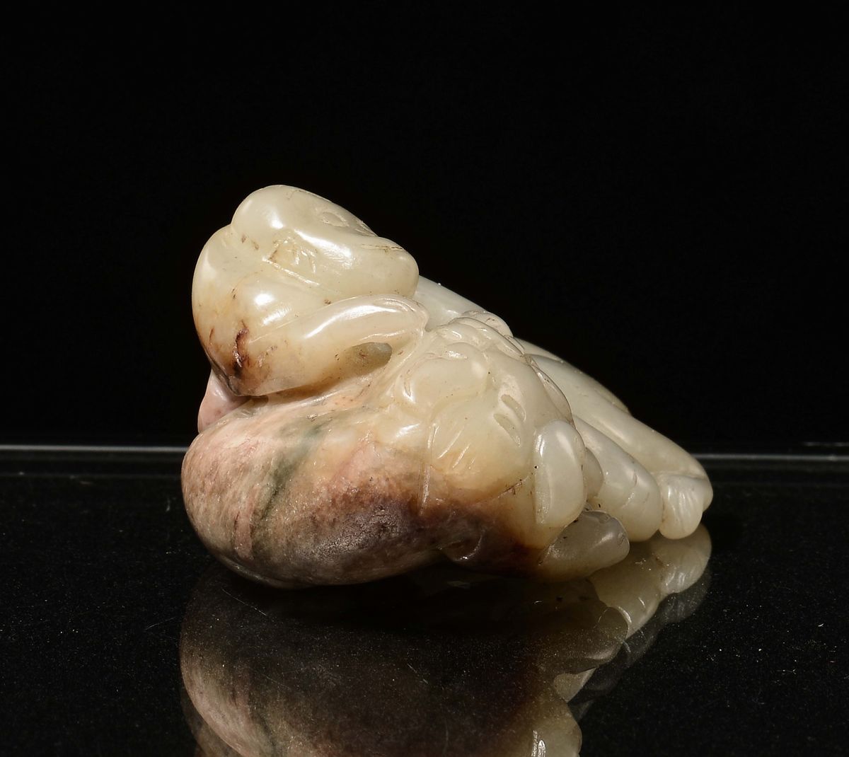 Gruppo in Giada Celadon con Russet Raffigurante Animali Fantastici, Cina, Dinastia Qing, Epoca Qi...