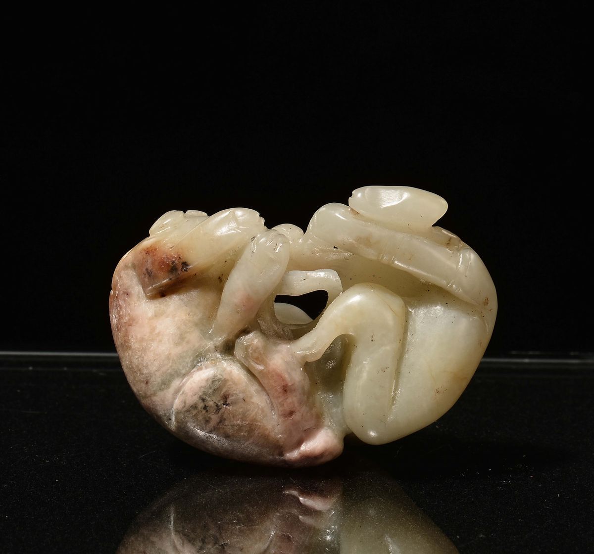Gruppo in Giada Celadon con Russet Raffigurante Animali Fantastici, Cina, Dinastia Qing, Epoca Qi...
