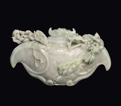 Vaso con Coperchio in Giadeite Bianca e Verde Mela con Frutta in Rilievo, Cina, Inizio XX Secolo