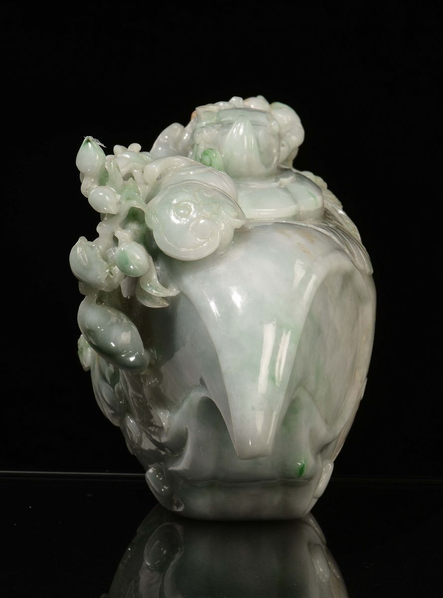 Vaso con Coperchio in Giadeite Bianca e Verde Mela con Frutta in Rilievo, Cina, Inizio XX Secolo