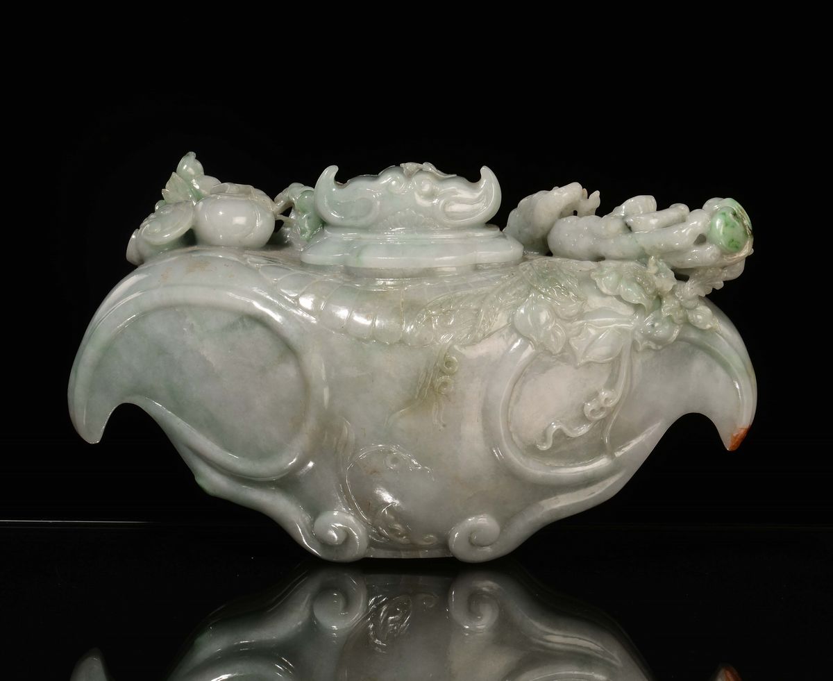 Vaso con Coperchio in Giadeite Bianca e Verde Mela con Frutta in Rilievo, Cina, Inizio XX Secolo