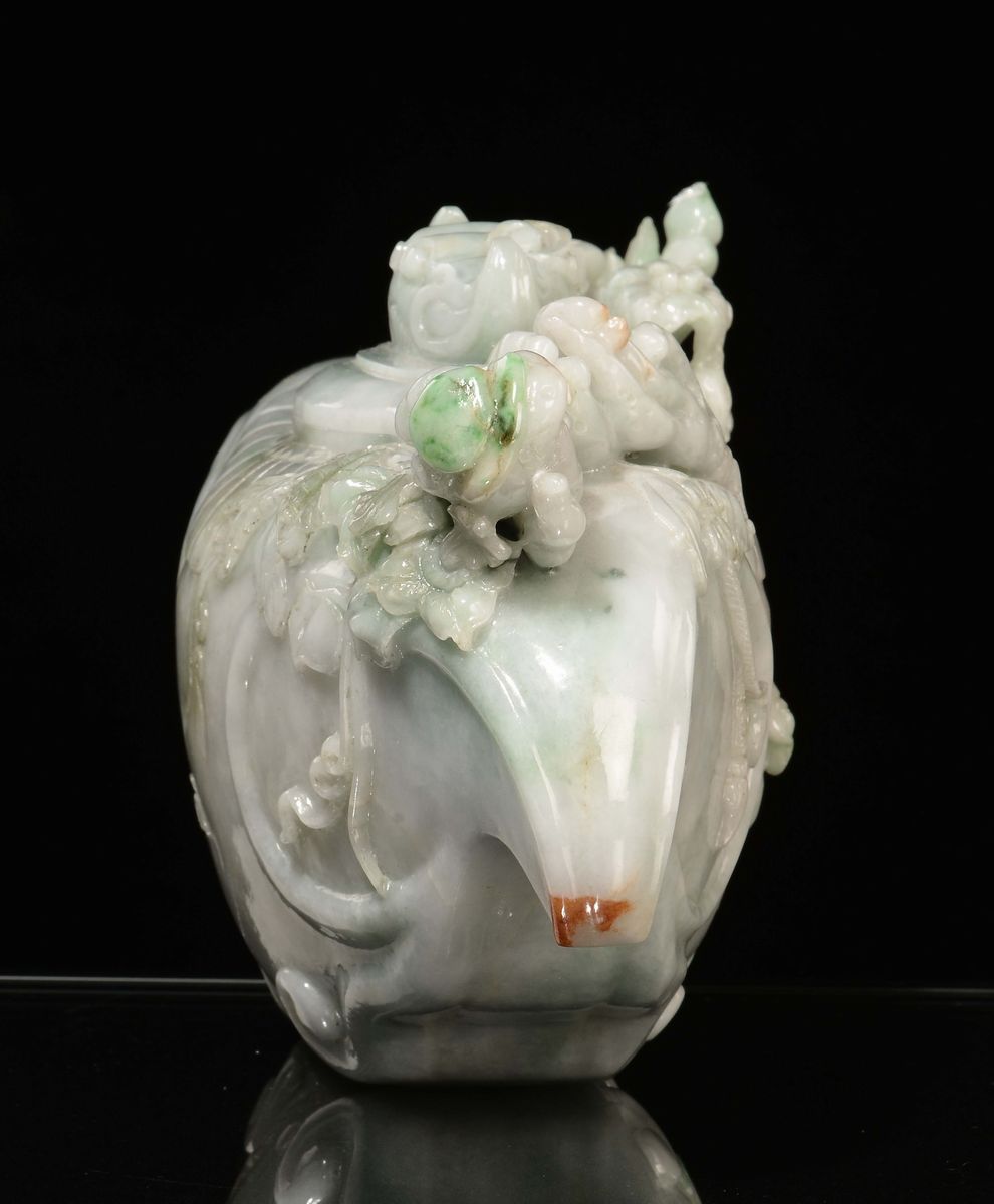 Vaso con Coperchio in Giadeite Bianca e Verde Mela con Frutta in Rilievo, Cina, Inizio XX Secolo