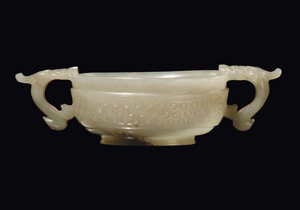 Coppa in giada bianca con manici a guisa di draghi, Cina, Dinastia Qing, epoca Qianlong (1736-1795)