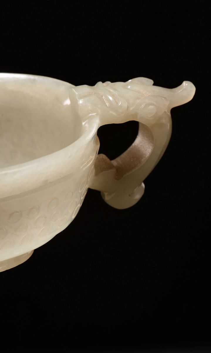 Coppa in Giada Bianca con Manici a Guisa di Draghi, Cina, Dinastia Qing, Epoca Qianlong (1736-179...