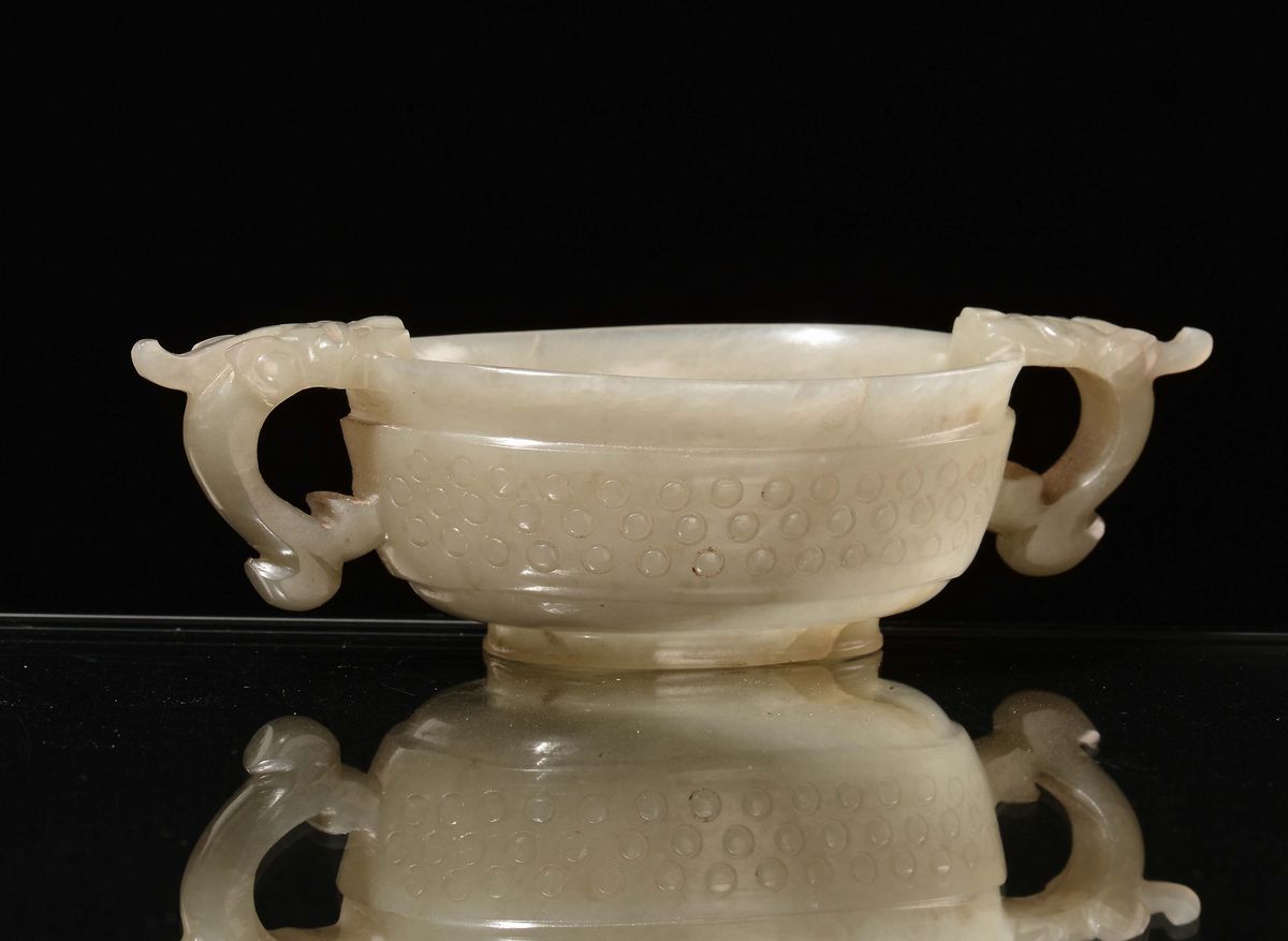 Coppa in Giada Bianca con Manici a Guisa di Draghi, Cina, Dinastia Qing, Epoca Qianlong (1736-179...