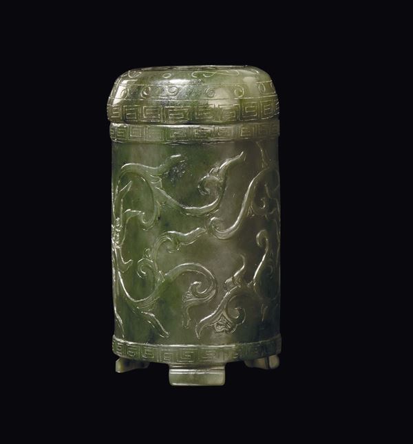 Scatola cilindrica con coperchio in giada spinacio finemente intagliata, Cina, Dinastia Qing, XIX secolo