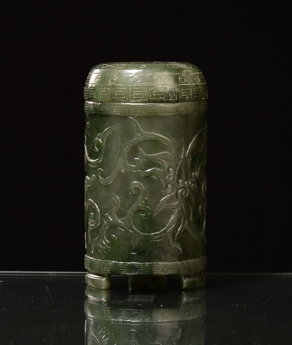 Scatola cilindrica con coperchio in giada spinacio, Cina, Dinastia Qing, XIX secolo