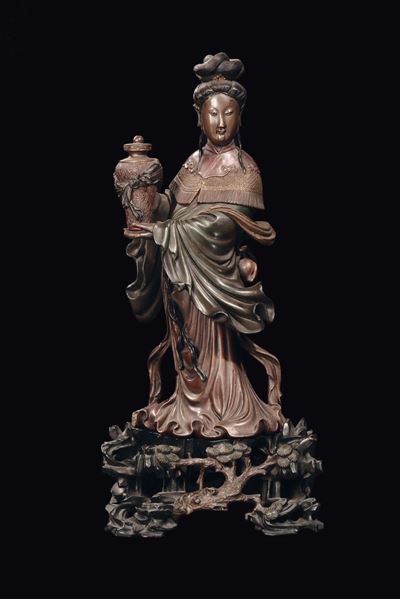 Figura di Guanyin Finemente Intagliata con Vaso in Legno Laccato, Cina, Dinastia Qing, Inizio XIX...