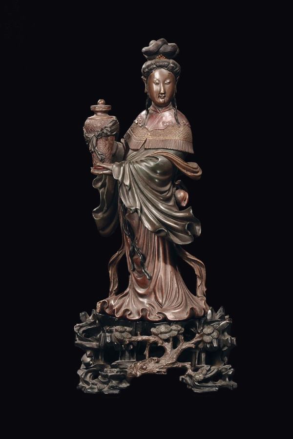 Figura di Guanyin finemente intagliata con vaso in legno laccato, Cina, Dinastia Qing, inizio XIX secolo