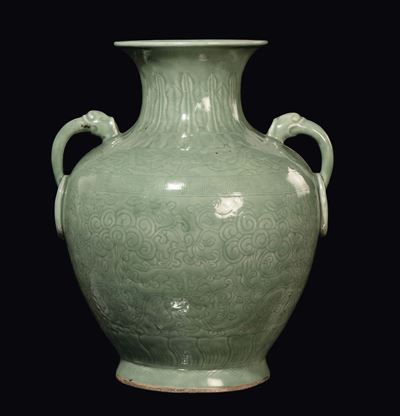 Grande Vaso a Doppia Ansa in Porcellana Celadon con Decoro Arcaico, Cina, Dinastia Qing, XIX Seco...