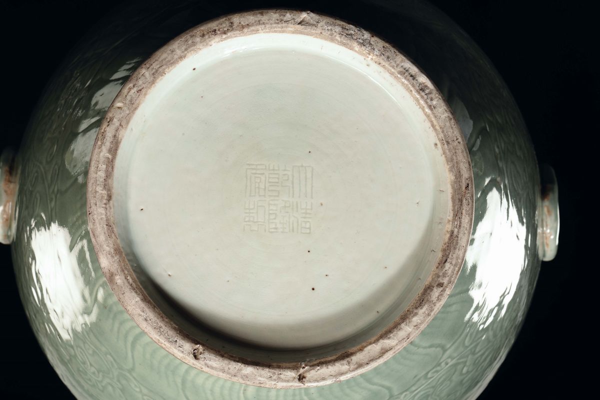 Grande Vaso a Doppia Ansa in Porcellana Celadon con Decoro Arcaico, Cina, Dinastia Qing, XIX Seco...