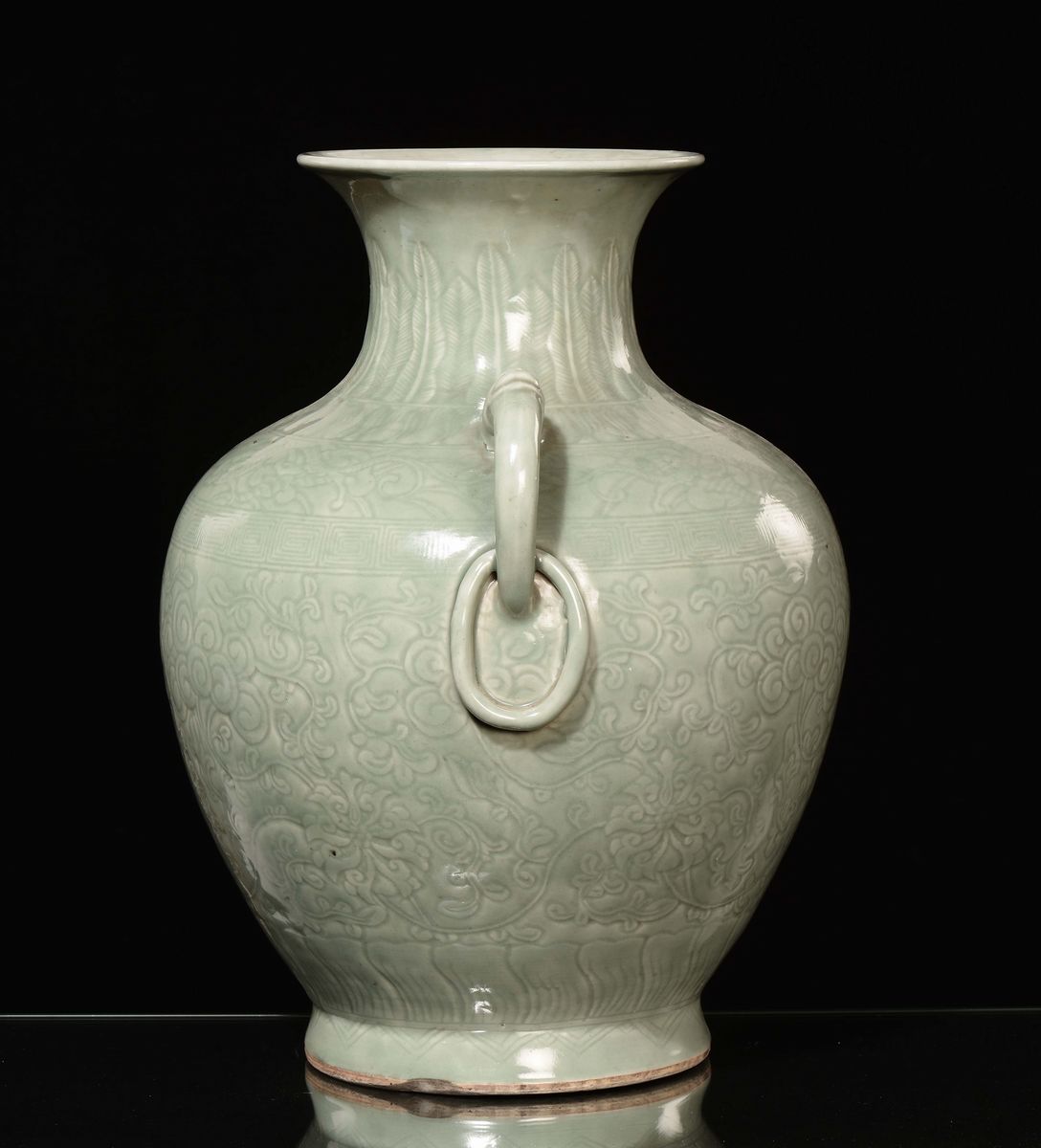 Grande Vaso a Doppia Ansa in Porcellana Celadon con Decoro Arcaico, Cina, Dinastia Qing, XIX Seco...