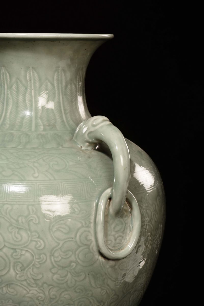Grande Vaso a Doppia Ansa in Porcellana Celadon con Decoro Arcaico, Cina, Dinastia Qing, XIX Seco...