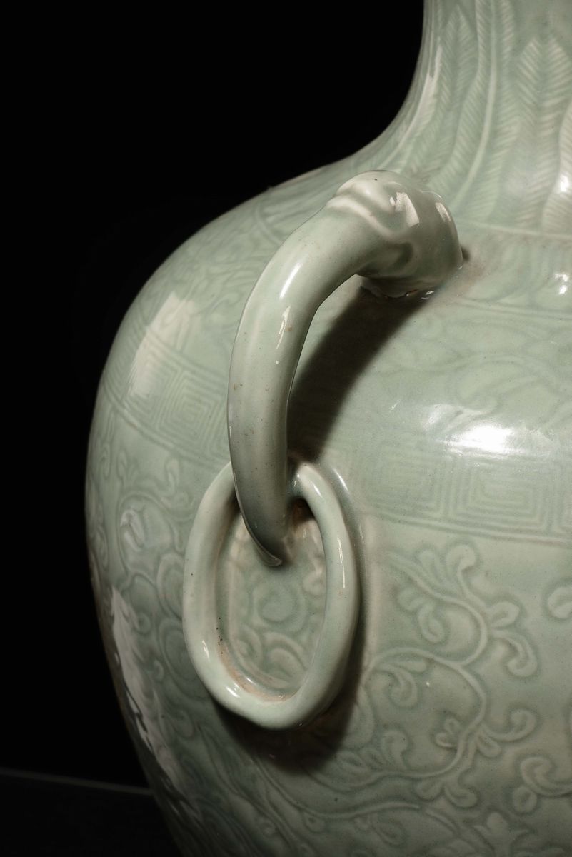 Grande Vaso a Doppia Ansa in Porcellana Celadon con Decoro Arcaico, Cina, Dinastia Qing, XIX Seco...