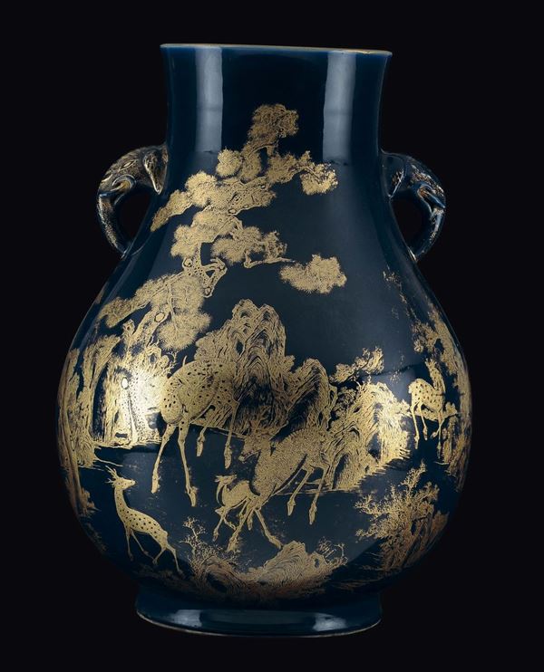 Bel vaso in porcellana blu con decoro in oro raffigurante cervi, Cina, Dinastia Qing, epoca Guangxu (1875-1908)