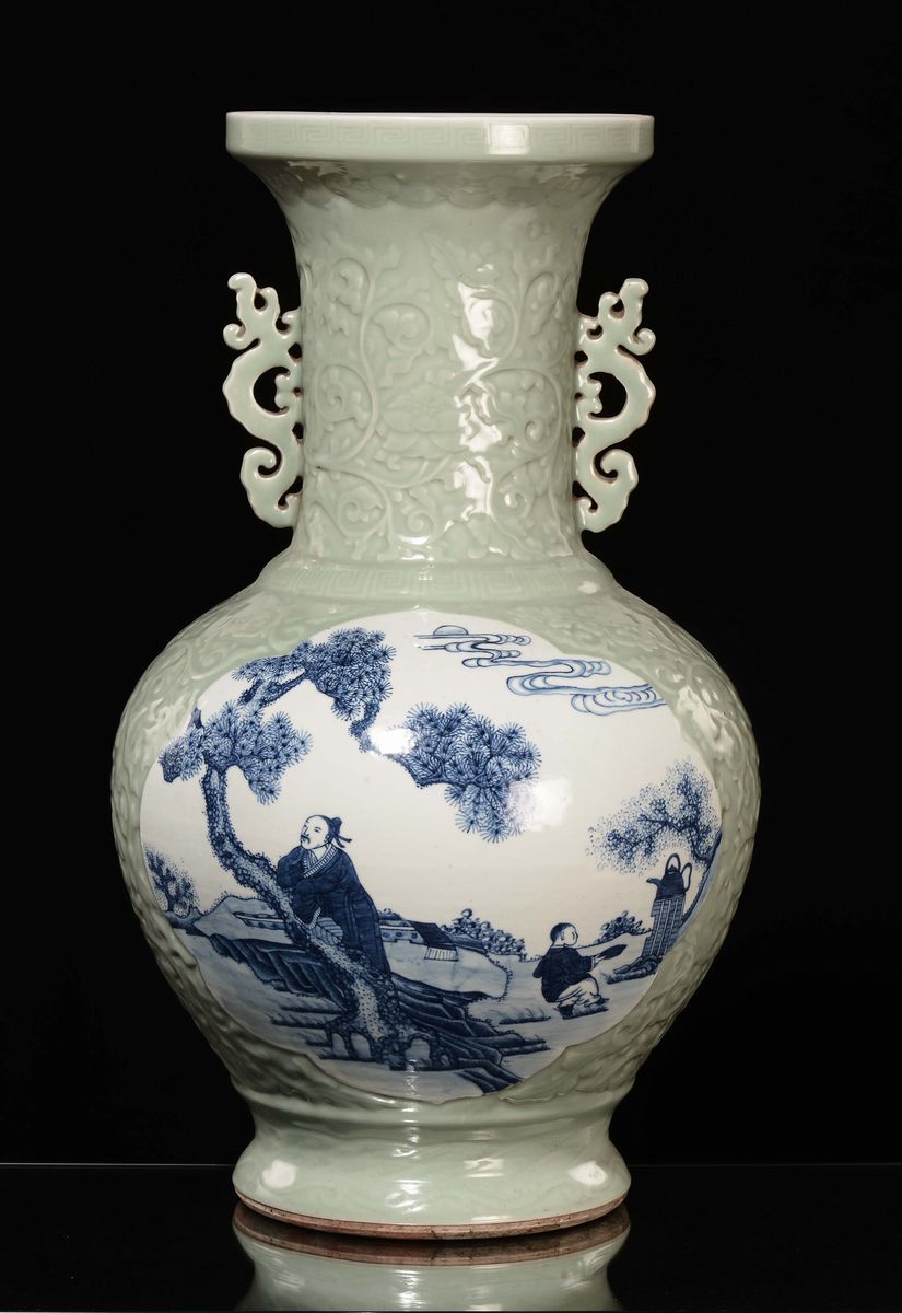 Grande Vaso in Porcellana Celadon con Riserve Bianco e Blu Raffiguranti Personaggi in Paesaggio, ...