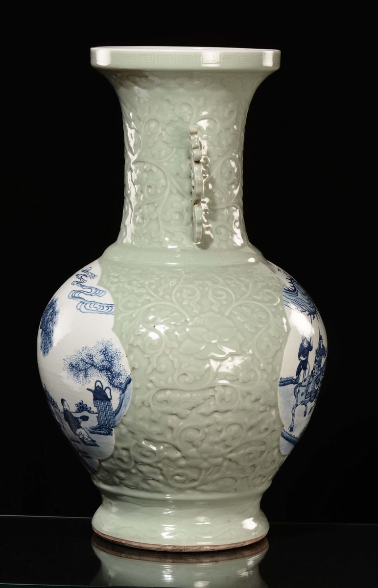 Grande Vaso in Porcellana Celadon con Riserve Bianco e Blu Raffiguranti Personaggi in Paesaggio, ...