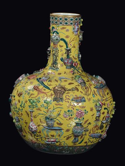 Vaso in Porcellana con Rilievi a Fondo Giallo, Cina, Dinastia Qing, Epoca Daoguang (1821-1850)