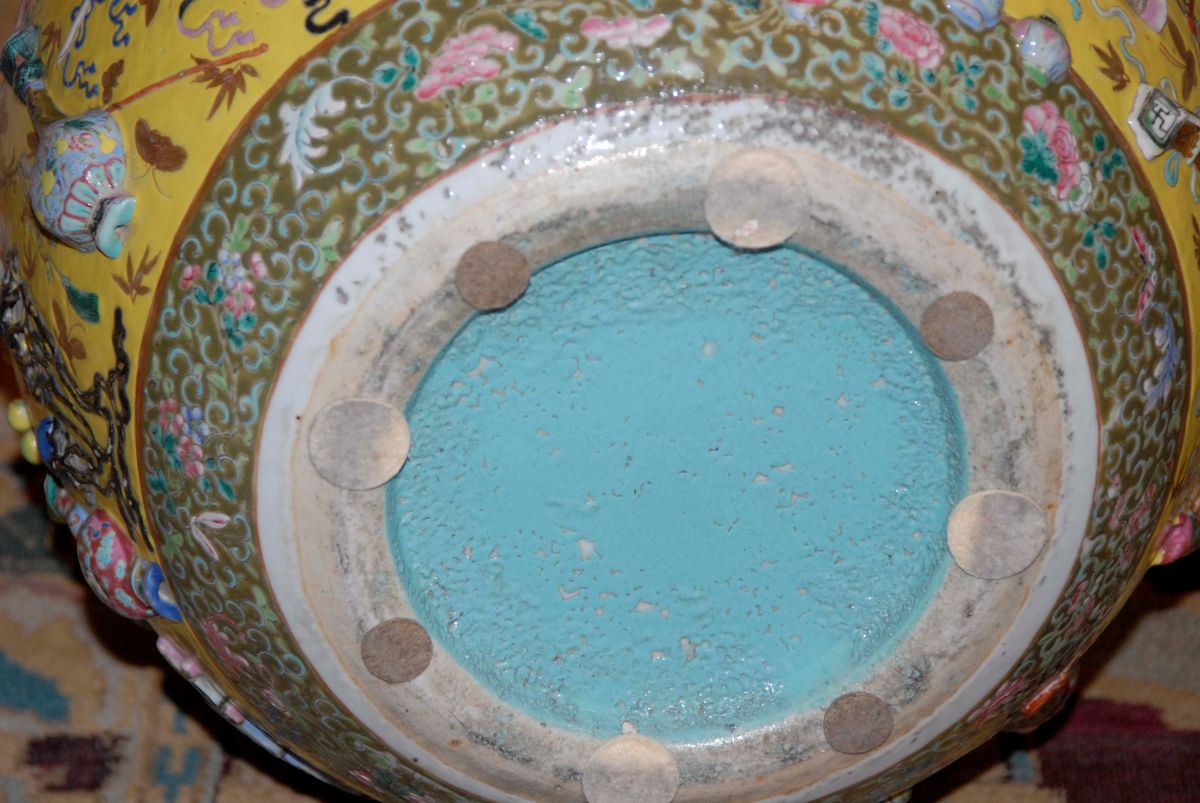 Vaso in Porcellana con Rilievi a Fondo Giallo, Cina, Dinastia Qing, Epoca Daoguang (1821-1850)