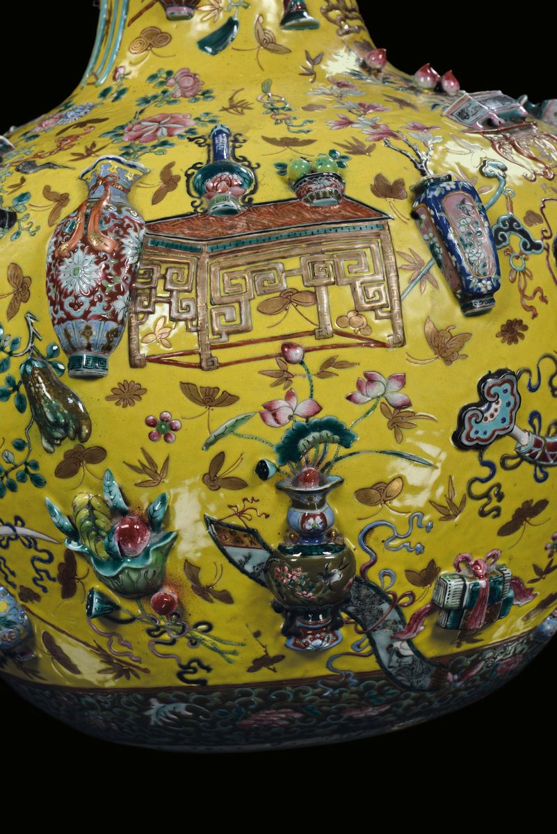 Vaso in Porcellana con Rilievi a Fondo Giallo, Cina, Dinastia Qing, Epoca Daoguang (1821-1850)
