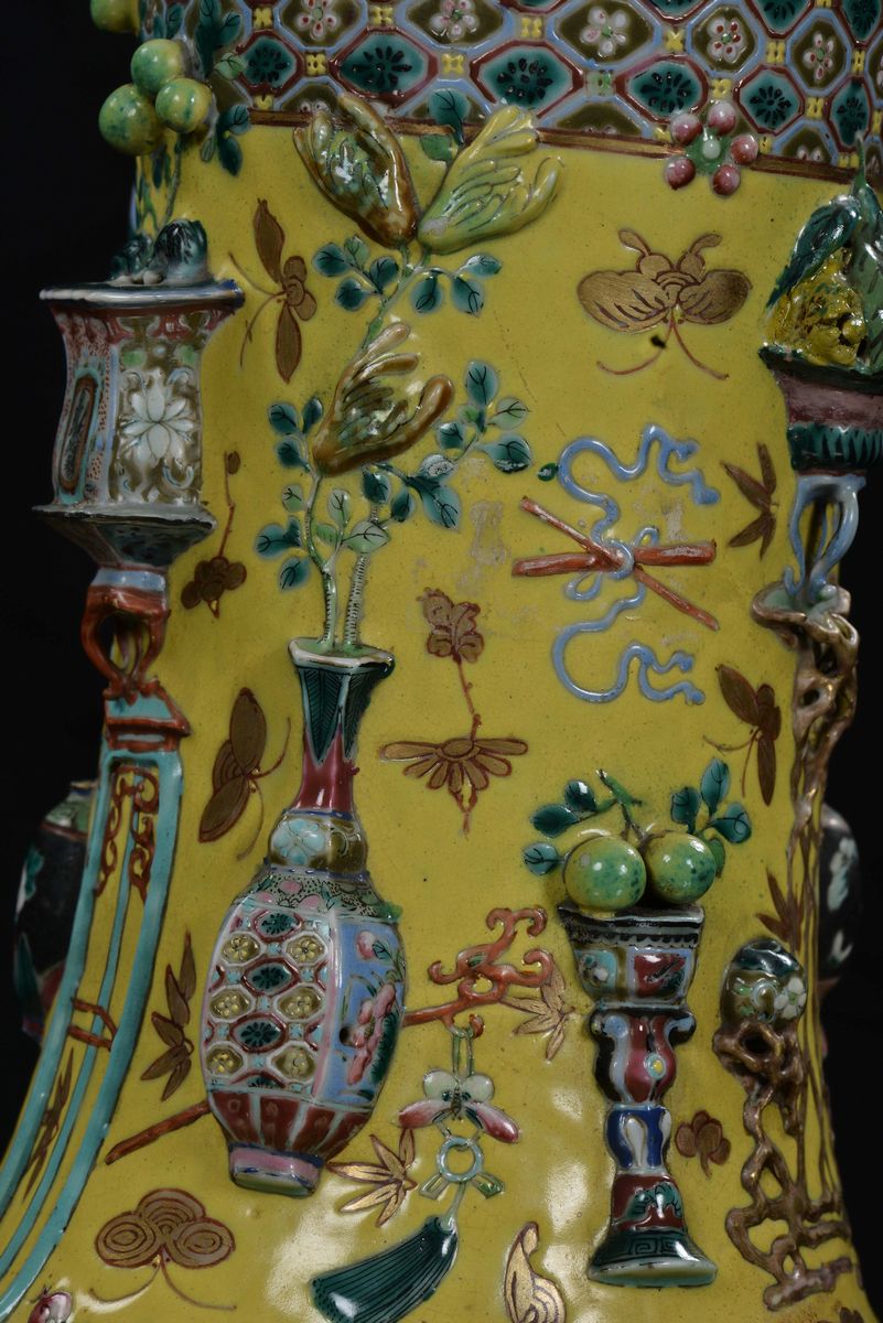 Vaso in Porcellana con Rilievi a Fondo Giallo, Cina, Dinastia Qing, Epoca Daoguang (1821-1850)