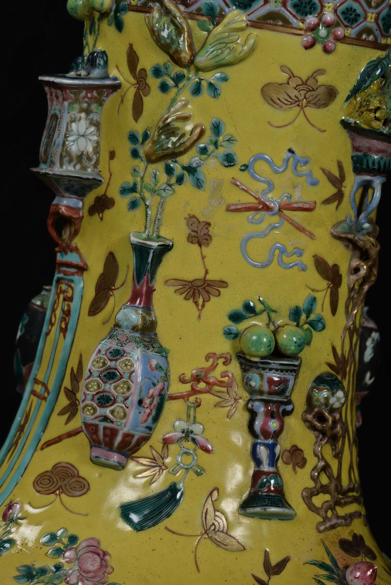 Vaso in Porcellana con Rilievi a Fondo Giallo, Cina, Dinastia Qing, Epoca Daoguang (1821-1850)