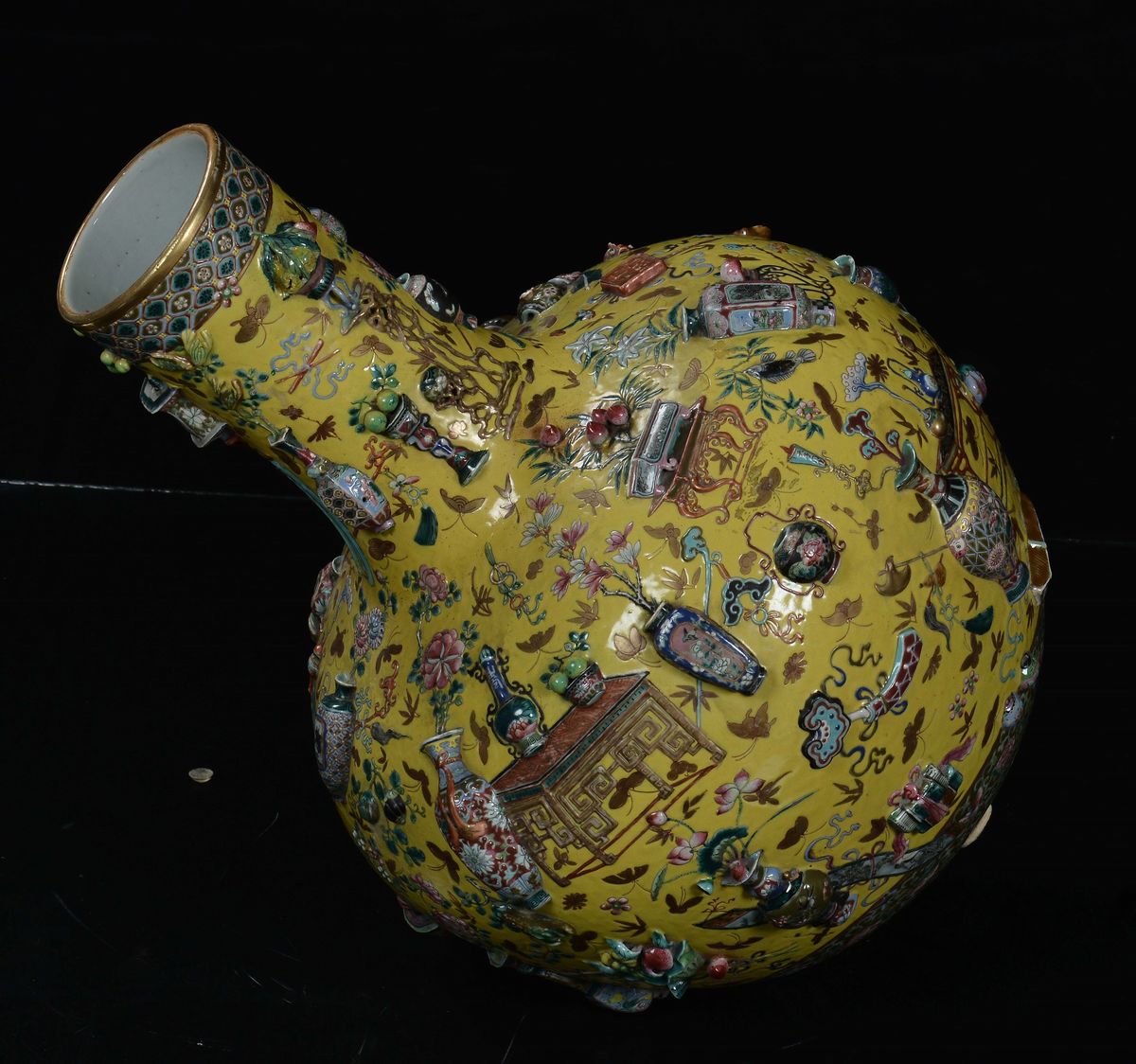 Vaso in Porcellana con Rilievi a Fondo Giallo, Cina, Dinastia Qing, Epoca Daoguang (1821-1850)