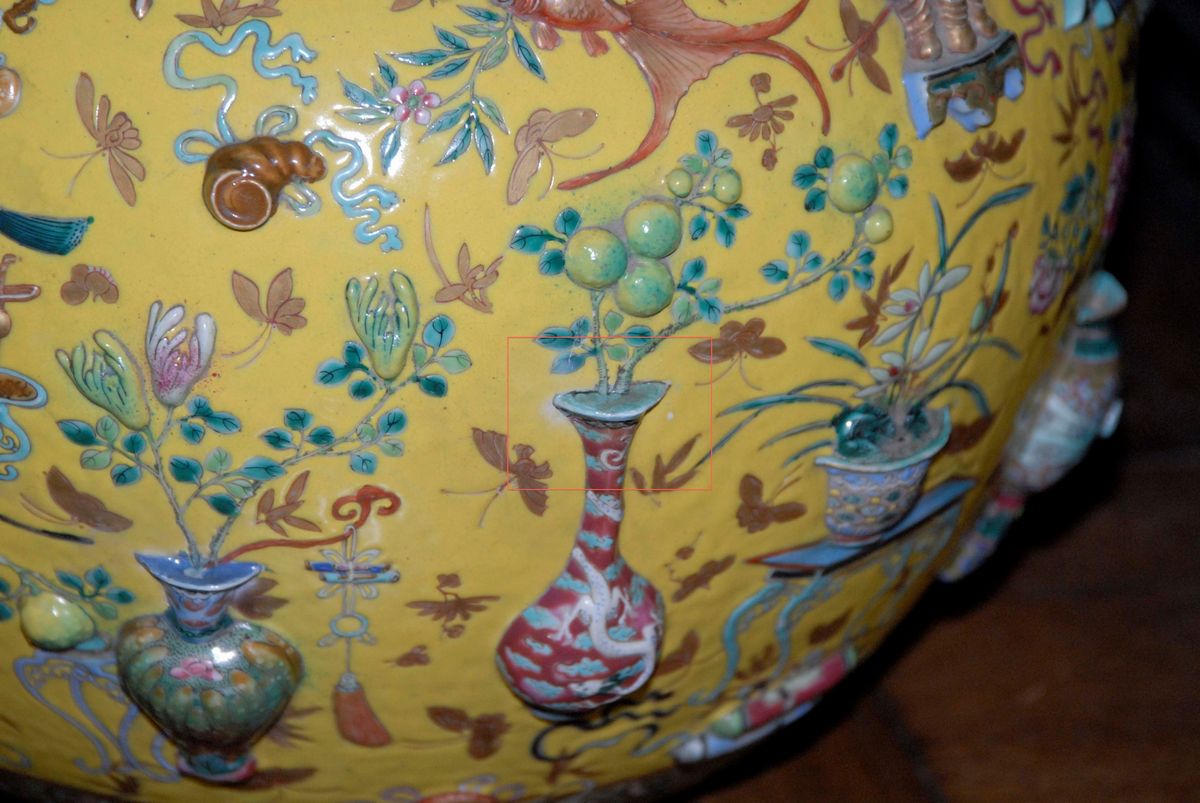 Vaso in Porcellana con Rilievi a Fondo Giallo, Cina, Dinastia Qing, Epoca Daoguang (1821-1850)