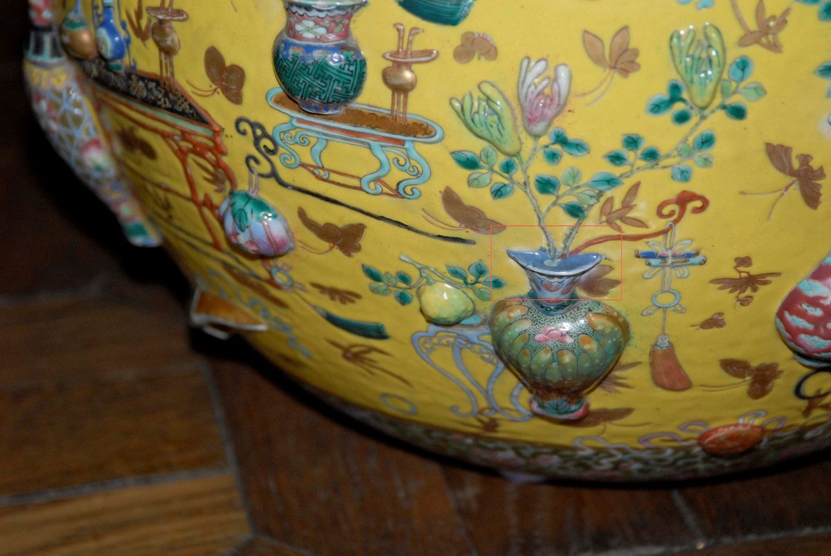 Vaso in Porcellana con Rilievi a Fondo Giallo, Cina, Dinastia Qing, Epoca Daoguang (1821-1850)