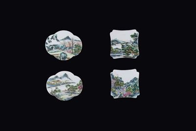Serie di Otto Placche in Porcellana Policroma con Personaggi e Paesaggi, Cina, Dinastia Qing, XIX...