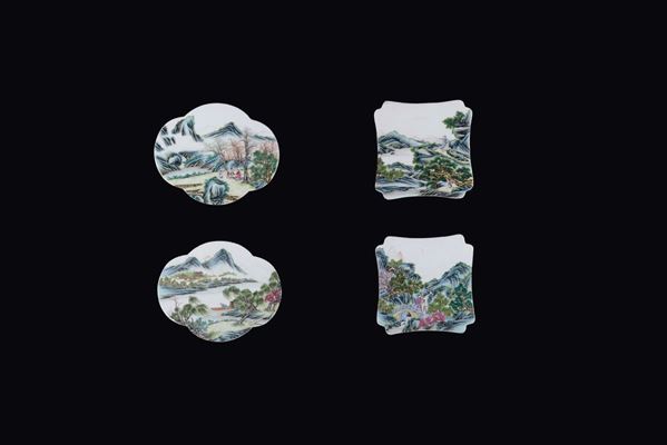 Serie di otto placche in porcellana policroma con personaggi e paesaggi, Cina, Dinastia Qing, XIX secolo