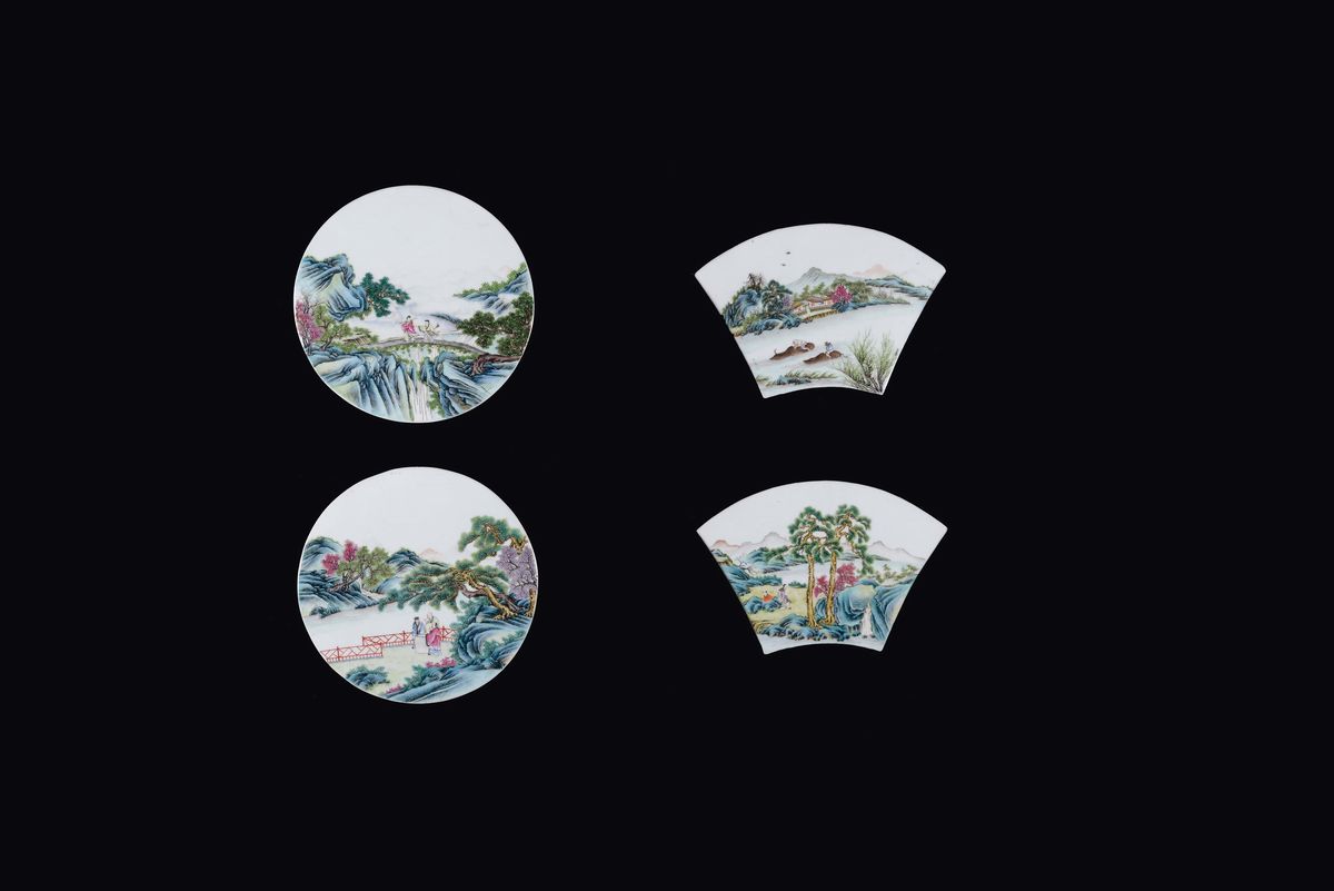 Serie di Otto Placche in Porcellana Policroma con Personaggi e Paesaggi, Cina, Dinastia Qing, XIX...