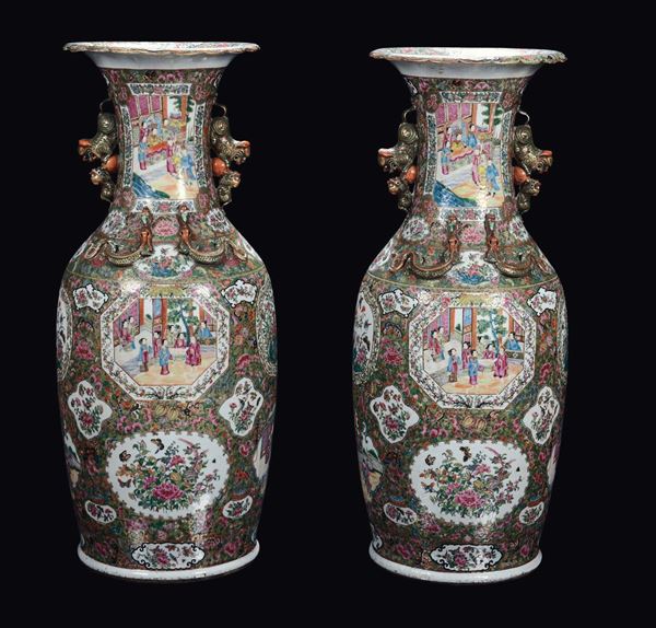 Coppia di vasi in porcellana Famiglia Rosa decoro con scene di vita di corte entro riserve, Cina, Canton, Dinastia Qing, XIX secolo