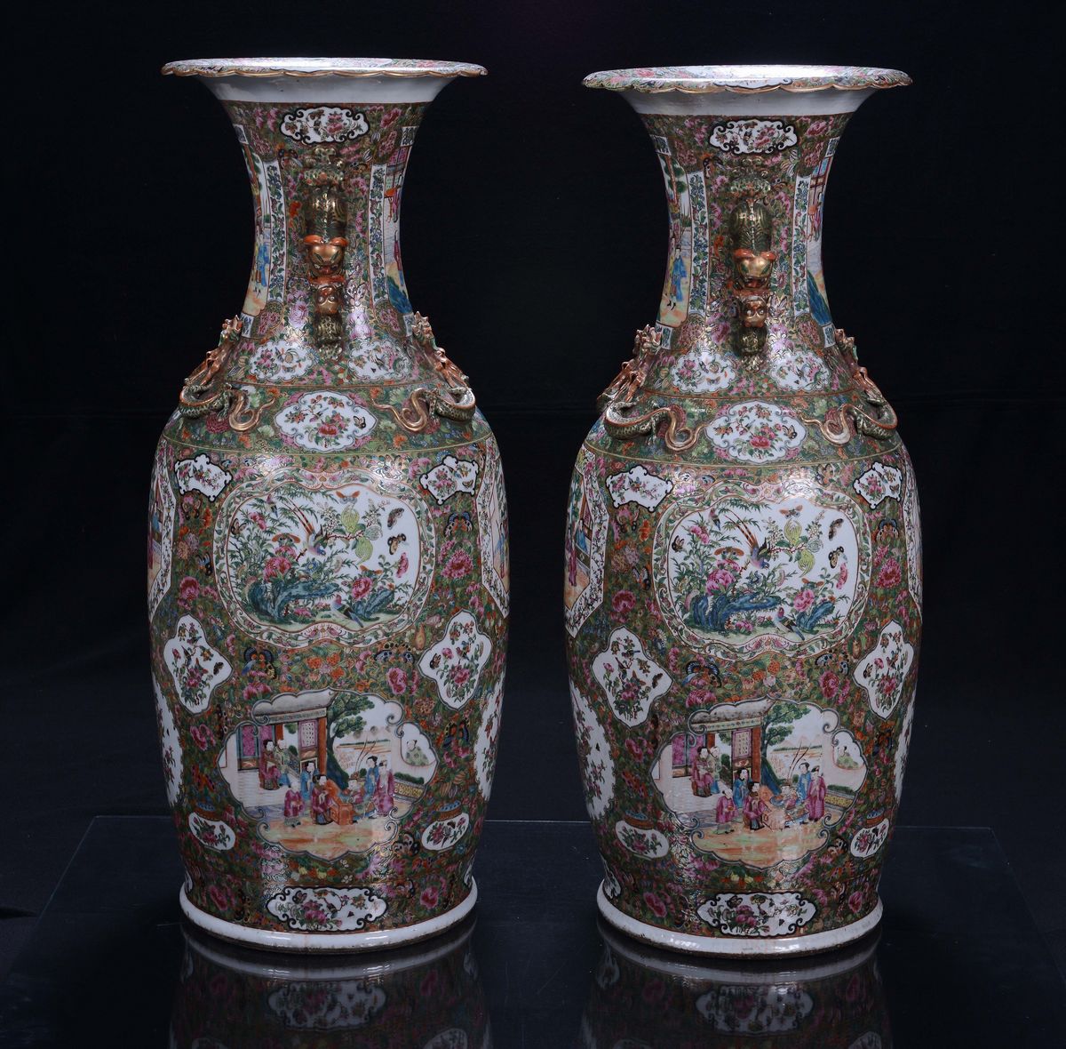 Coppia di Vasi in Porcellana Famiglia Rosa Decoro con Scene di Vita di Corte Entro Riserve, Cina,...