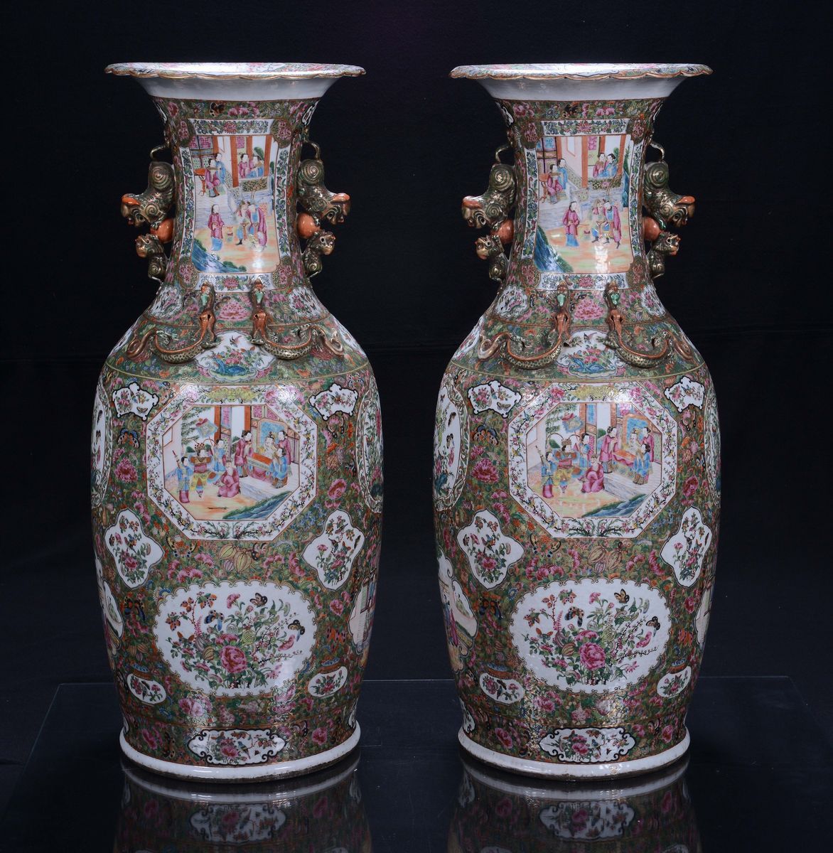 Coppia di Vasi in Porcellana Famiglia Rosa Decoro con Scene di Vita di Corte Entro Riserve, Cina,...
