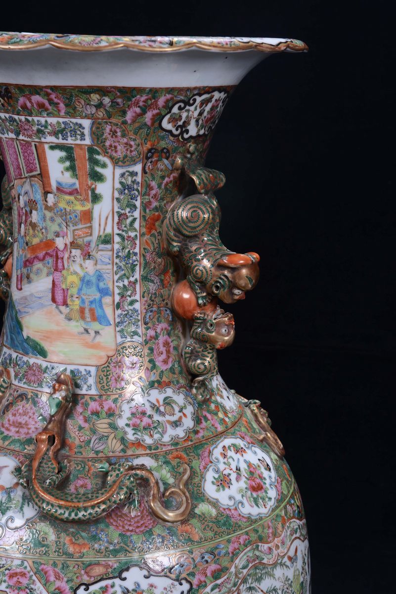 Coppia di Vasi in Porcellana Famiglia Rosa Decoro con Scene di Vita di Corte Entro Riserve, Cina,...