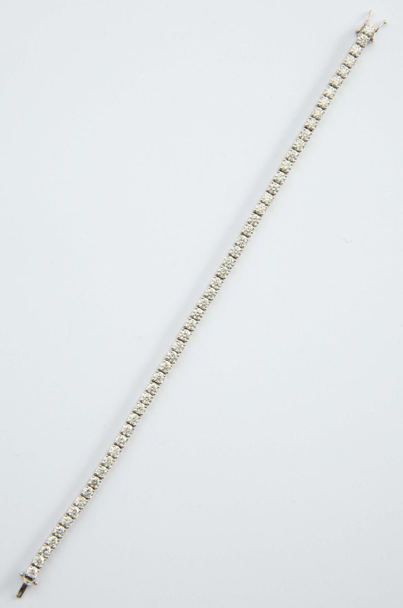 A diamond line bracelet. Total diamond weight 6,20 carats. Report IGI n° 30101  - Auction Fine Jewels - I - Cambi Casa d'Aste