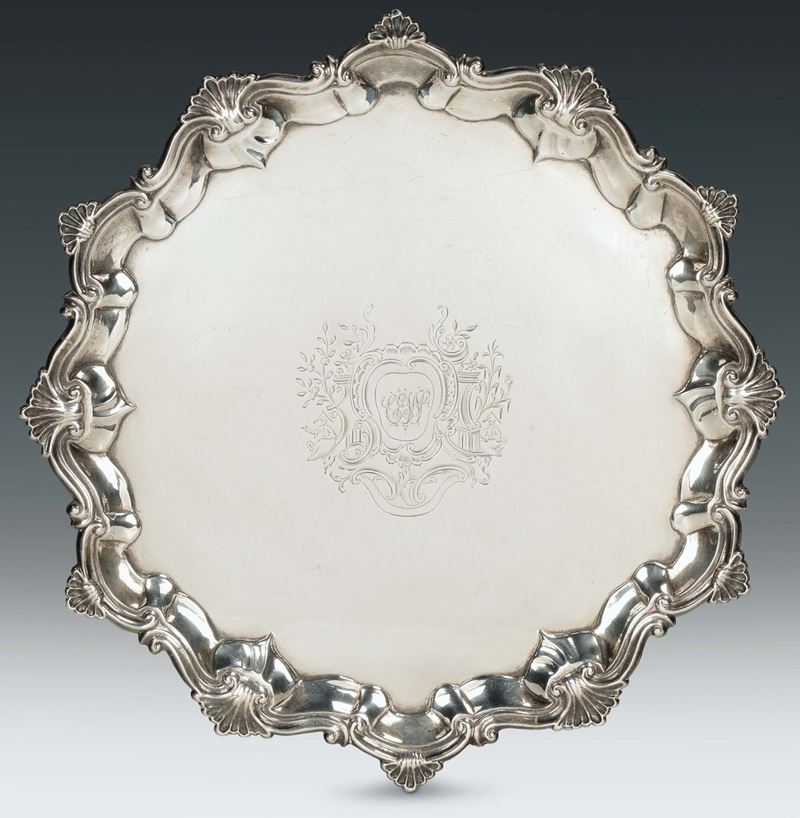 Salver in argento fuso, sbalzato e cesellato, argentiere Richard Rugg, Londra 1761  - Asta Argenti e una Collezione di Filigrane - II - Cambi Casa d'Aste