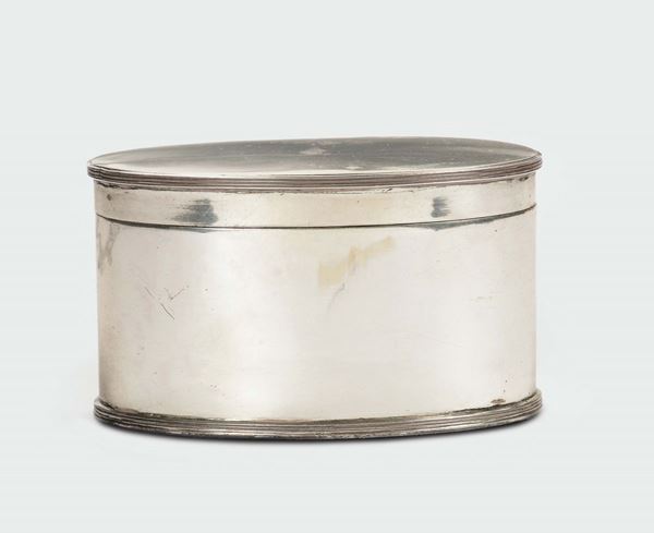 Scatola ovale in argento con coperchio incernierato, Londra 1932