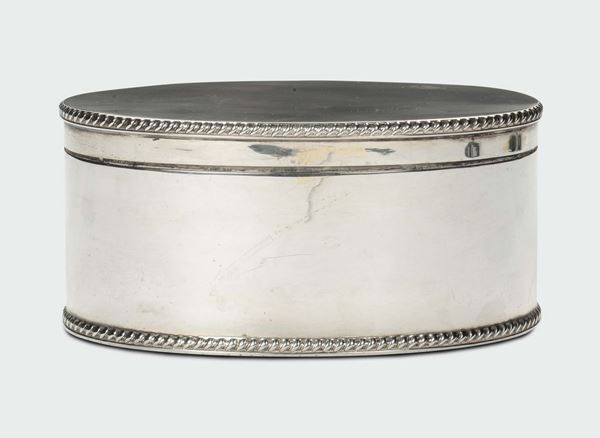 Scatola ovale in argento con coperchio, argentiere Goldsmiths & Silversmith Company, Londra 1953