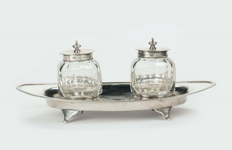 Calamaio ovale in argento con ampolle in cristallo, argentieri Hamilton & Inches, Edinburgo 1989  - Asta Argenti e una Collezione di Filigrane - II - Cambi Casa d'Aste