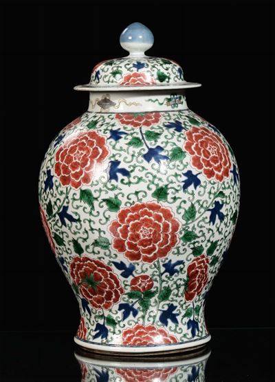 Vaso in Porcellana Policroma con Fiori Rossi e Blu, Cina, Dinastia Qing, XIX Secolo