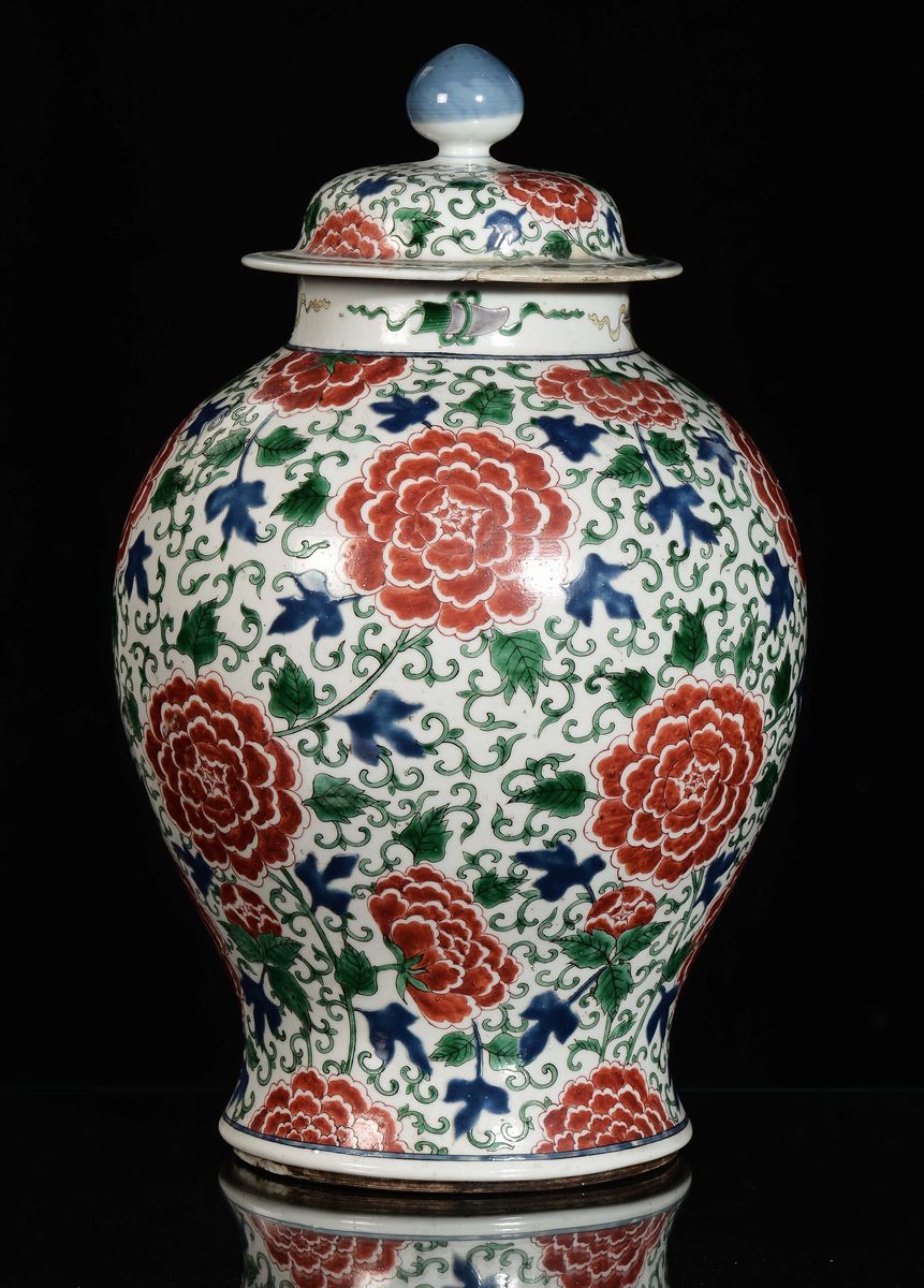 Vaso in Porcellana Policroma con Fiori Rossi e Blu, Cina, Dinastia Qing, XIX Secolo