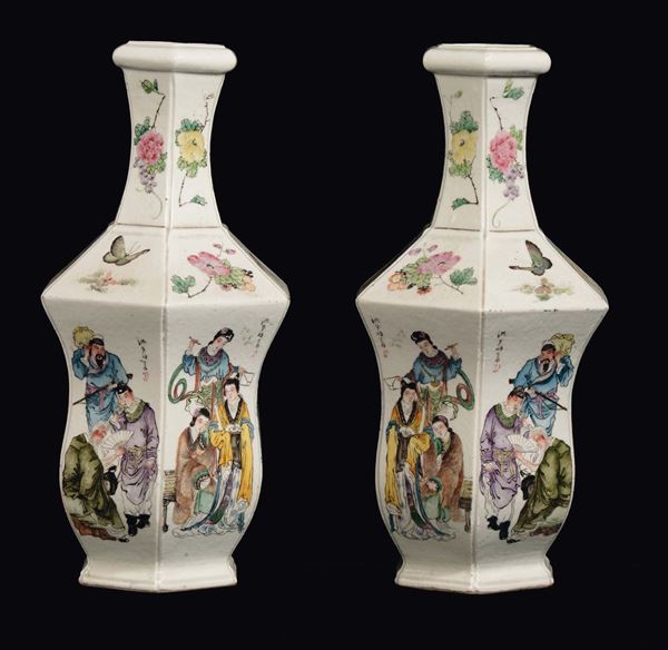 Coppia di vasi in porcellana a base esagonale con scene di vita comune e piccole iscrizioni, Cina, Dinastia Qing, XIX/XX secolo