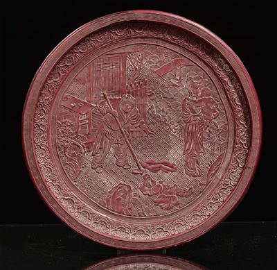 Piatto in Lacca Rossa Incisa con Scena di Vita Comune, Cina, Dinastia Qing, XIX Secolo