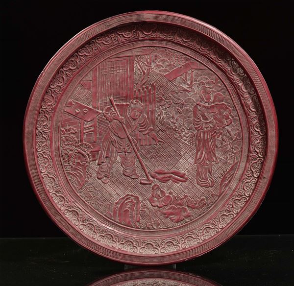 Piatto in lacca rossa incisa con scena di vita comune, Cina, Dinastia Qing, XIX secolo