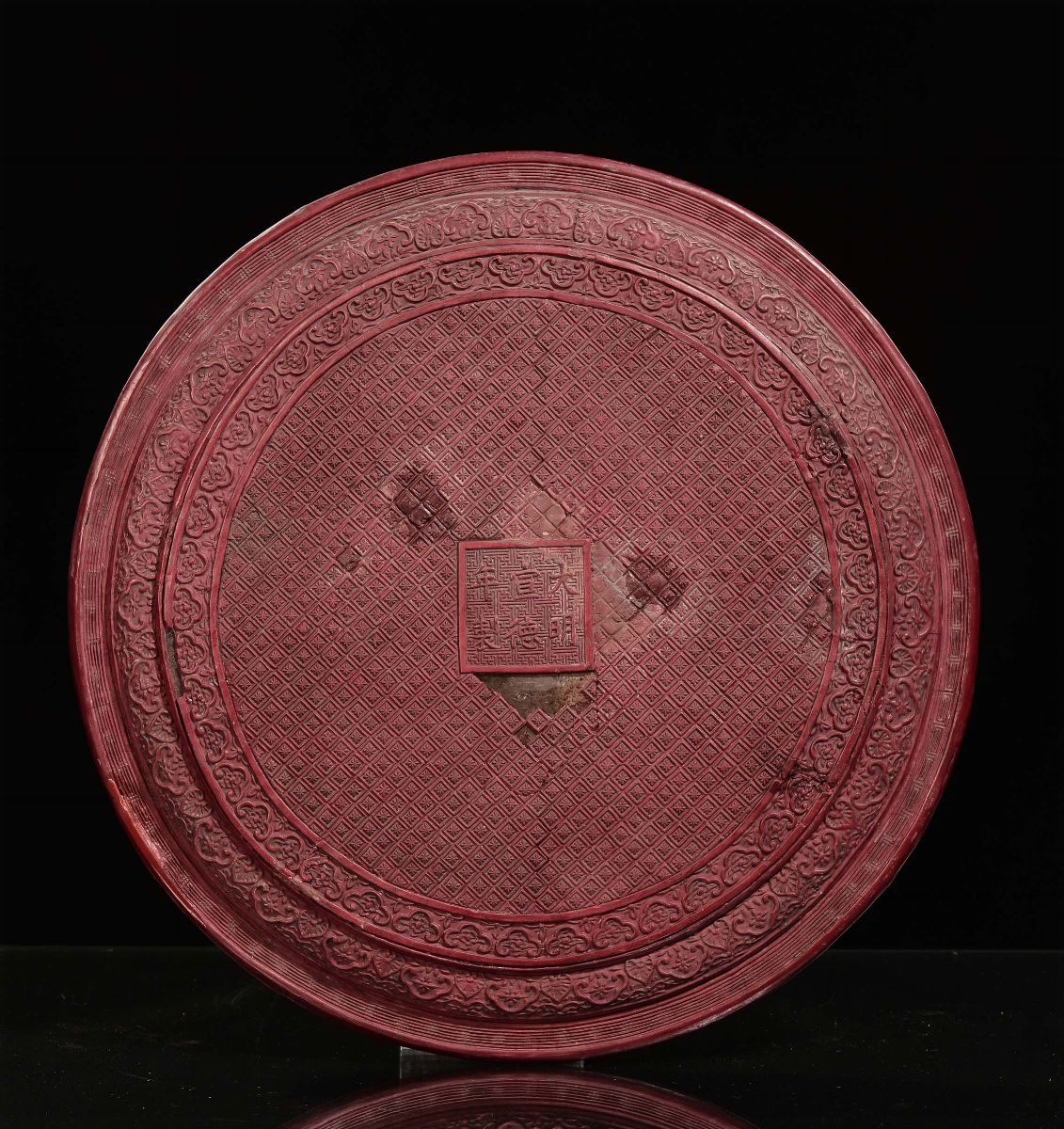 Piatto in Lacca Rossa Incisa con Scena di Vita Comune, Cina, Dinastia Qing, XIX Secolo