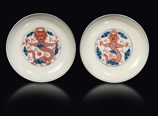 Coppia di piattini in porcellana con draghi rossi e blu, Cina, Dinastia Qing, XIX secolo