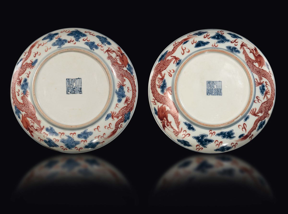 Coppia di Piattini in Porcellana con Draghi Rossi e Blu, Cina, Dinastia Qing, XIX Secolo